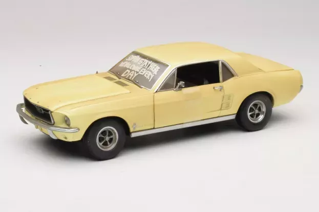 Greenlight Ford Mustang Coupe 1967 Sophia Message Car With Hood Accessories The Walking Dead 1:18 12958